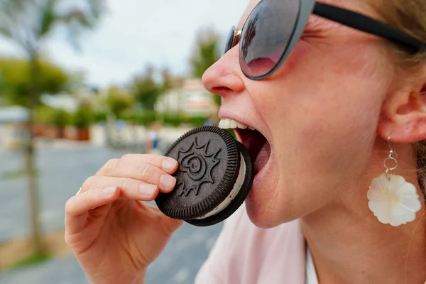 Mujer Joven Comiendo Galleta Chocolate — Foto de Stock