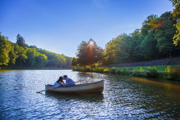 新婚旅行でボートでロマンチックなカップルは夏休みを楽しむ — ストック写真