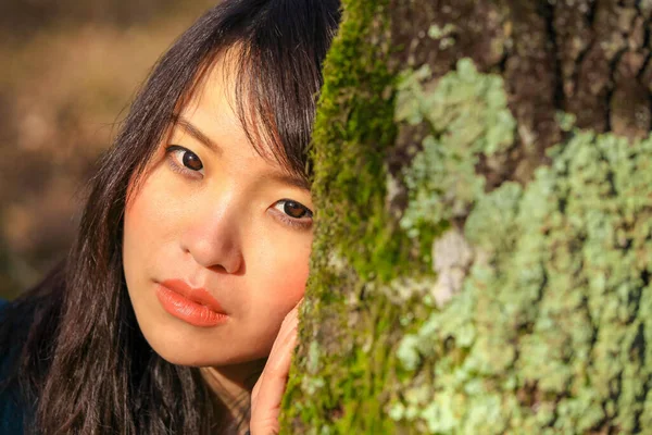 Close Portret Van Mooi Aziatisch Vrouw Achter Een Boom Mooi — Stockfoto