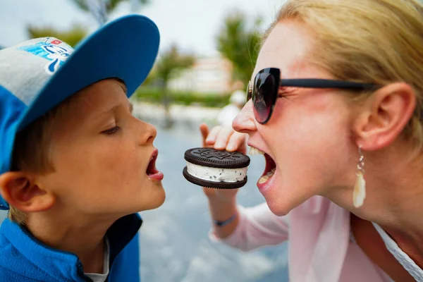 Madre Hijo Comiendo Juntos Una Gran Galleta — Foto de Stock