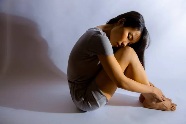 Magányos Expresszív Portré Egy Csinos Ázsiai Lányról Aki Rémültnek Magányosnak — Stock Fotó