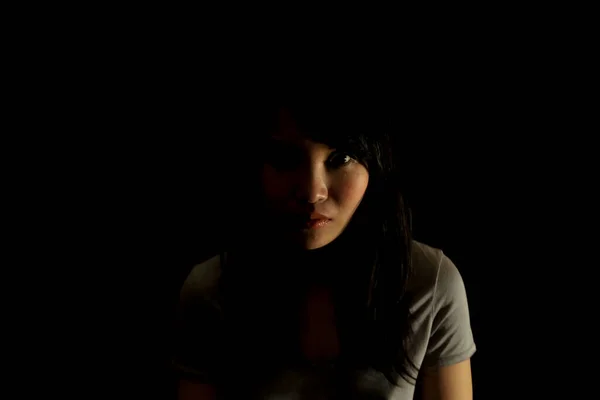 寂寞的女人美丽的亚洲女孩看上去很害怕很孤独的形象 — 图库照片