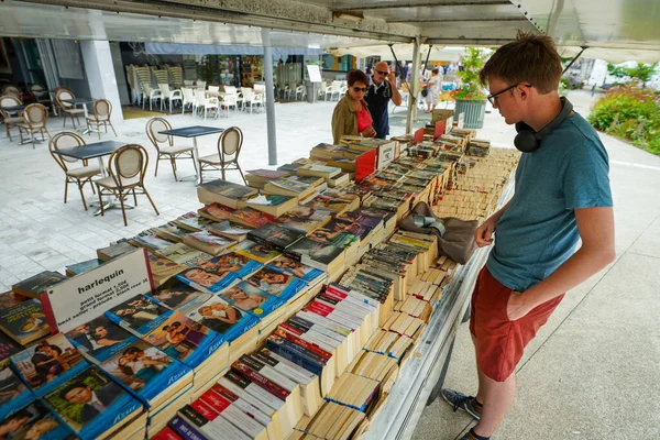 Paris Frankrike Juni 2019 Man Tittar Högar Gamla Klassiska Böcker — Stockfoto