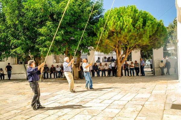 Santorini Grecia Enero 2020 Hombres Tirando Las Cuerdas Campana Iglesia — Foto de Stock