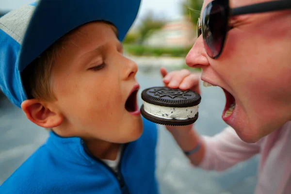 Madre Hijo Comiendo Juntos Una Gran Galleta — Foto de Stock