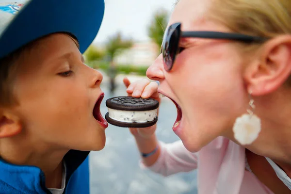 Madre Hijo Comiendo Juntos Una Gran Galleta — Foto de Stock