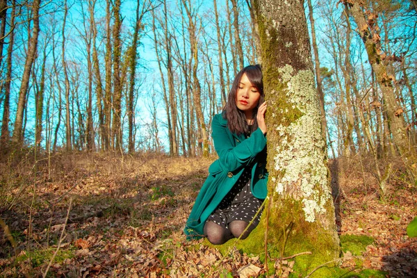 Close Portret Van Mooi Aziatisch Vrouw Achter Een Boom Mooi — Stockfoto