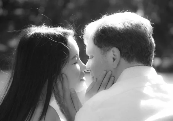 若いカップルの愛のキス — ストック写真
