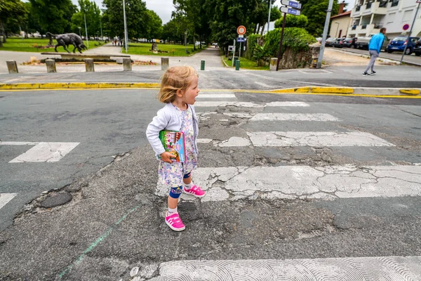 Kislány Átkelés Zebra Kereszteződés Városban — Stock Fotó