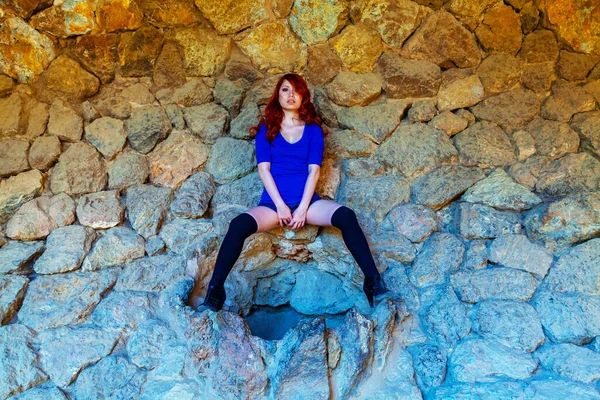 Joven Hermosa Mujer Posando Sobre Piedras —  Fotos de Stock