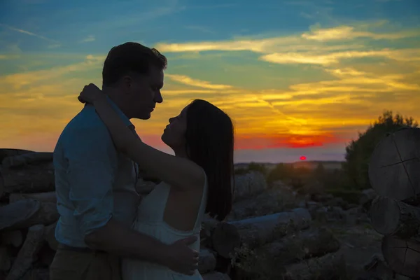 若いカップルが日没時にキスをし — ストック写真