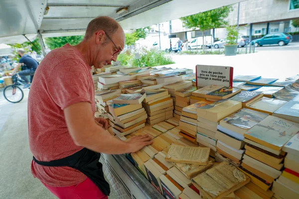 Paris Frankreich Juni 2019 Mann Betrachtet Stapel Alter Klassischer Bücher — Stockfoto