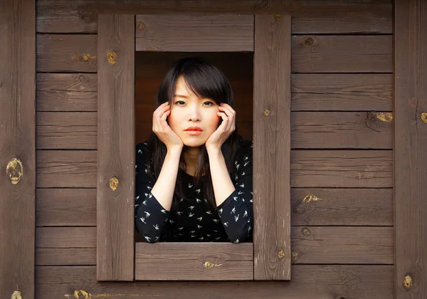 Mooi Aziatisch Meisjesportret Houten Hut Expressief Portret Van Eenzame Vrouw — Stockfoto