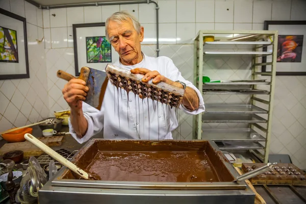 Bryssel Belgien Januari 2020 Chokladkonfektyr Gör Chokladpresentation Med Kakaobönor Kakaopulver — Stockfoto