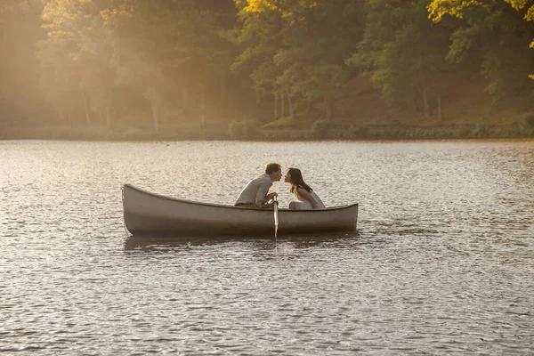 Romantic Couple Boat Honeymoon Travel Enjoying Summer Holidays — Stock Photo, Image