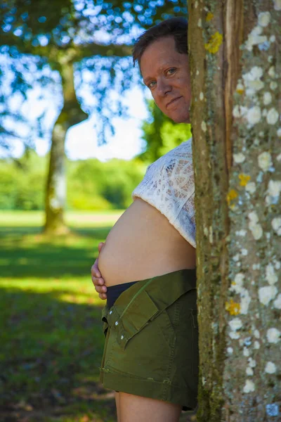 Oude Man Tonen Zijn Nep Zwangerschap Stockfoto