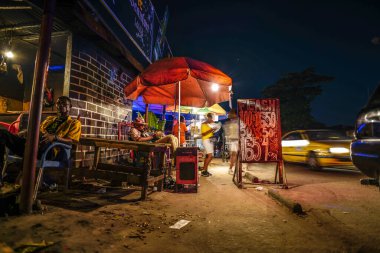 KINSHASA, CONGO - 5 HAZİRAN 2020: Şehir Caddesi Gece Görüşü