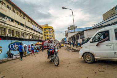 KINSHASA, CONGO - 5 Ocak 2020: Şehir sokağı, binalar ve trafik manzarası