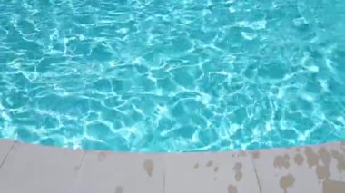 Küçük dalgaları ve su yansıması olan güzel turkuaz su