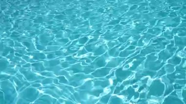 Küçük dalgaları ve su yansıması olan güzel turkuaz su