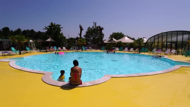 法国马赛 2020年9月18日 人们在马赛一个野营的美丽的绿松石游泳池里游泳 — 图库视频影像