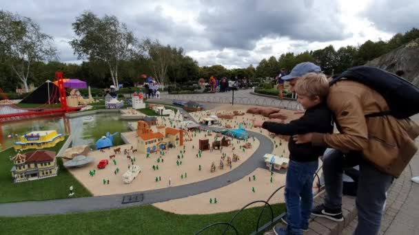 Windsor Förenade Kungariket Januari 2020 Turister Och Barn Miniland Miniatyrpark — Stockvideo