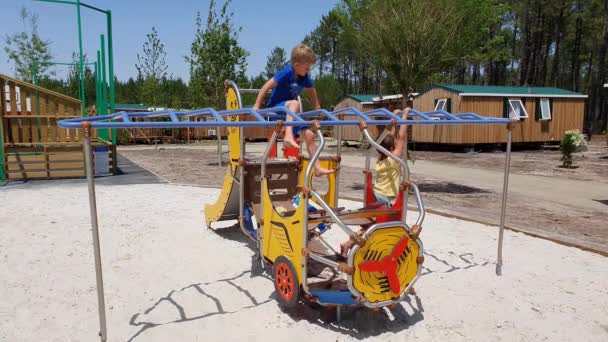 프랑스 2020 프랑스 남부에서 캠핑을 하면서 놀이터에서 어린이들 — 비디오