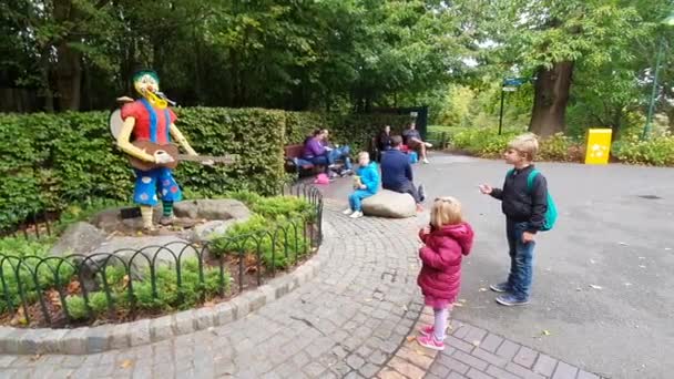 Windsor Reino Unido Janeiro 2020 Turistas Crianças Minilândia Parque Miniatura — Vídeo de Stock