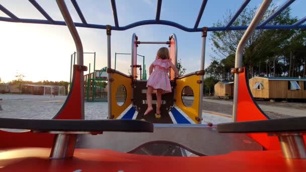 Feliz Niña Divirtiéndose Parque Infantil — Vídeos de Stock