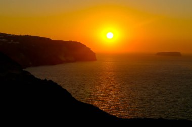 Deniz üzerinde gün batımının muhteşem manzarası