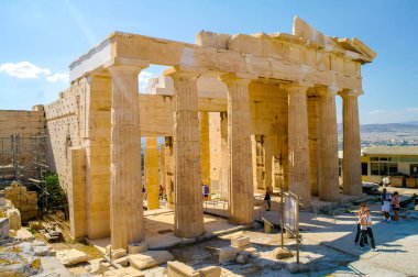 ATİNA, GREECE - 24 HAZİRAN 2020: Yunanistan 'daki Atina Akropolü' ndeki Partenon tapınağı ve kalıntıları. Atina halkının koruyucuları olarak gördüğü tanrıça Athena 'ya ithaf edilmiştir..