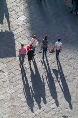 FLORENCE, İTALYA - 14 HAZİRAN 2020: Gökyüzünden ünlü şehir meydanında yürüyen yayalar ve turistler