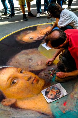 FLORENCE, ITALY - 14 HAZİRAN 2020: Floransa, İtalya 'da renkli pastellerle kaldırıma gerçekçi dini portreler çizen sokak sanatçıları.