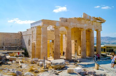 ATİNA, GREECE - 24 HAZİRAN 2020: Yunanistan 'daki Atina Akropolü' ndeki Partenon tapınağı ve kalıntıları. Atina halkının koruyucuları olarak gördüğü tanrıça Athena 'ya ithaf edilmiştir..