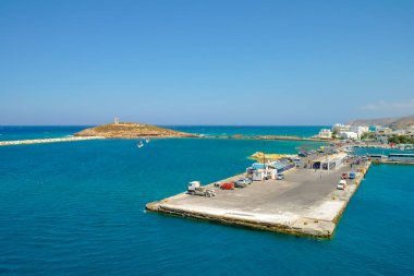 SANTORINI, GREECE - 21 HAZİRAN 2020: Yunanistan 'da küçük feribot limanı