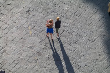 FLORENCE, İTALYA - 14 HAZİRAN 2020: Gökyüzünden ünlü şehir meydanında yürüyen yayalar ve turistler
