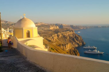Santorini 'de Hıristiyan haçı ve deniz manzaralı beyaz kilise resmi olarak Thira, Yunanistan' ın Cyclades adasında bir ada. Görüntü bayramları, dini ve özgürlüğü simgeliyor
