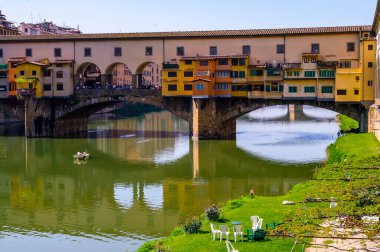 FLORENCE, ITALY - 14 HAZİRAN 2020: İtalyan geleneksel evleri ve mimarisi Floransa, İtalya 'da Arno nehri üzerinde.