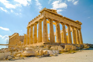 ATİNA, GREECE - 24 HAZİRAN 2020: Yunanistan 'daki Atina Akropolü' ndeki Partenon tapınağı ve kalıntıları. Atina halkının koruyucuları olarak gördüğü tanrıça Athena 'ya ithaf edilmiştir..