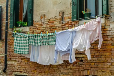 Eski şehrin, Venedik 'in sokaklarında çamaşır kuruyor.