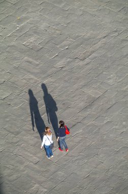 FLORENCE, İTALYA - 14 HAZİRAN 2020: Gökyüzünden ünlü şehir meydanında yürüyen yayalar ve turistler