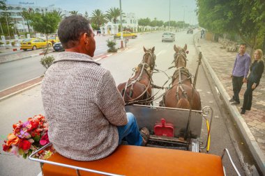 SOUSSE, TUNISIA - 7 HAZİRAN 2020: Şehir merkezindeki bir yolda at çizilmiş bir kaleye binen yaşlı adam