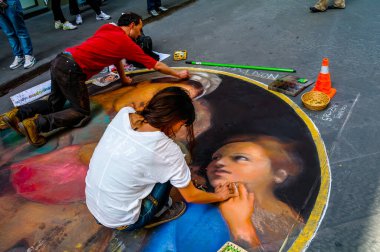 FLORENCE, ITALY - 14 HAZİRAN 2020: Floransa, İtalya 'da renkli pastellerle kaldırıma gerçekçi dini portreler çizen sokak sanatçıları.