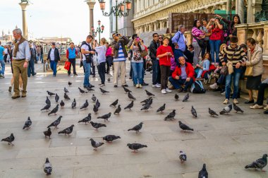 VENICE, İtalya - 7 Ocak 2020: Venedik, İtalya 'daki anıtlar, sokaklar, turistler, mimari ve kuleler.