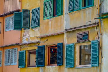 FLORENCE, ITALY - 14 HAZİRAN 2020: İtalyan geleneksel evleri ve mimarisi Floransa, İtalya 'da Arno nehri üzerinde.