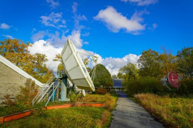 LESSIVE, BELGIUM - 2 Kasım 2019: Lessive, Rochefort, Belçika 'daki ormandaki telekomünikasyon parabolik anten ve altyapı