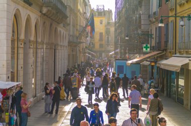 VENICE, İtalya - 7 Ocak 2020: Venedik, İtalya 'daki anıtlar, sokaklar, turistler, mimari ve kuleler.