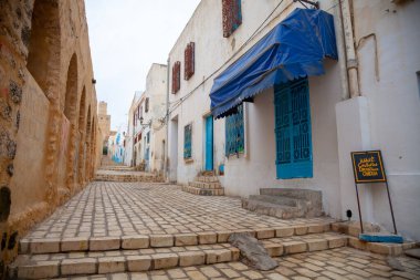 SOUSSE, TUNISIA - 7 Ocak 2020: Tunus 'ta Susa' da duvarları, kapıları ve pencereleri olan boş bir cadde