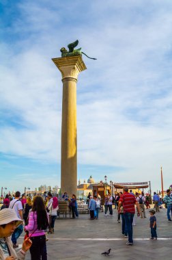 VENICE, İtalya - 7 Ocak 2020: Venedik, İtalya 'daki anıtlar, sokaklar, turistler, mimari ve kuleler.