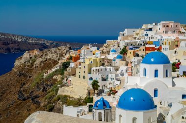 Santorini 'de mavi kubbeli, Hıristiyan haçı ve deniz manzaralı beyaz kilise resmi olarak Yunanistan' ın Cyclades adasında bir ada. Görüntü bayramları, dini ve özgürlüğü simgeliyor